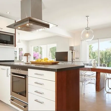 Luxury Villa - Sleeps 12 Walk To Beach & Shops! Βίλα Santa Eulària des Riu