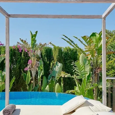 Luxury Villa - Sleeps 12 Walk To Beach & Shops! * Santa Eulària des Riu