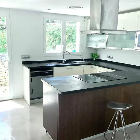 Luxury Villa - Sleeps 12 Walk To Beach & Shops! Βίλα Santa Eulària des Riu